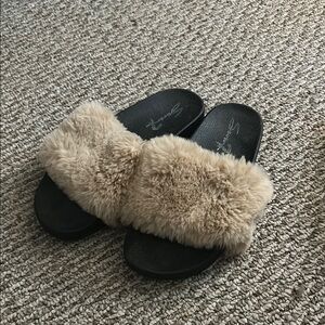 Seven7 Black and Tan Slippers with Plush Fur Strap